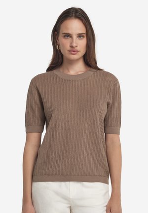 Sweter z krótkim rękawem, pleciony w jasnobrązowym kolorze, z prążkowaną teksturą, okrągłym dekoltem oraz kontrastowymi wykończeniami u dołu i na rękawach.