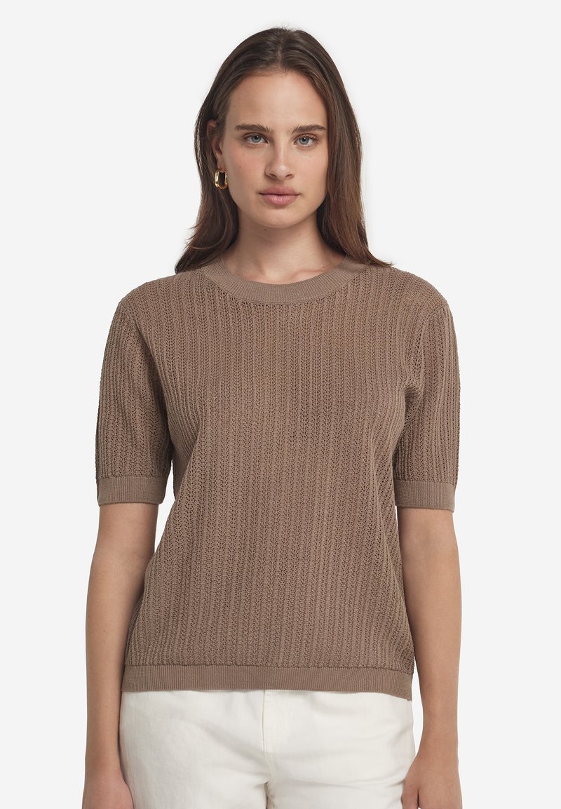 Kurzarm-Strickpullover in Hellbraun mit gerippter Textur, rundem Halsausschnitt und kontrastierenden Bündchen an Saum und Ärmeln.