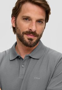 s.Oliver MIT LOGO-STICKEREI - Poloshirt - grau meliert
