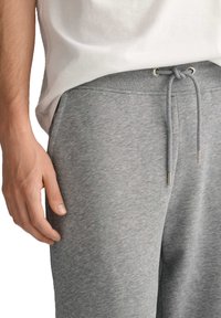 GANT REG SHIELD - Jogginghose - grey melange