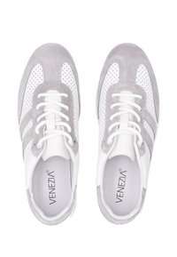 Graue und weiße Sneaker aus Wildleder und perforiertem Leder. Zu den Merkmalen gehören flache Schnürsenkel, ein Design mit drei Streifen und ein Logo im Inneren.