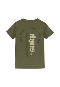 T-shirt vert olive en coton à manches courtes. Présente un grand texte imprimé au dos en noir et blanc, avec des éléments de design courbés.