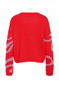 Rdeč pulover iz pletenine z ohlapnim krojem. Ima dolge rokave z rožnatimi abstraktnimi vzorci. Teksturiran material in širok izrez na vratu.