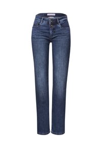 Jean en denim avec un lavage bleu foncé, coupe droite, style à cinq poches, fermeture éclair avec bouton, et accents de couture subtils.