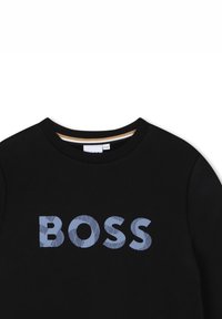 Felpa nera con collo rotondo, caratterizzata da un grande logo 'BOSS' in azzurro chiaro con un motivo testurizzato. Collo a costine con una striscia a contrasto.