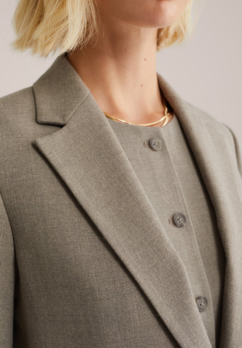 Blazer avec col à revers, fermeture à bouton, manches 3/4, gris Blazer avec col à revers, fermeture à bouton, manches 3/4, gris