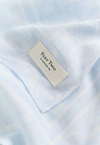 Tela azul claro con patrones sutiles y textura fina. Presenta una etiqueta que dice "Part Two" y "est. Copenhague 1986."