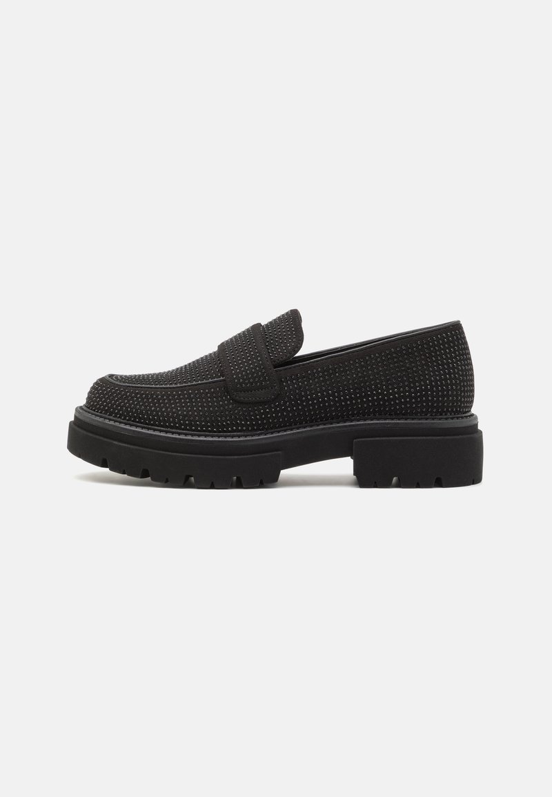 Mocassins noirs avec une tige texturée, dotés d'une large sangle traversant le cou-de-pied et d'une semelle épaisse et robuste avec des motifs de crampons visibles.