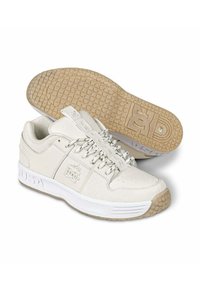 Elfenbeinfarbene Leder-Sneaker mit niedrigem Schaft, strukturierter Sohle, gemusterten Schnürsenkeln, Logo an der Seite und Gummiaußensohle mit Griffstruktur.