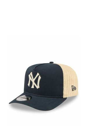Baseballpet van marineblauw en beige mesh met wit verweven NY-logo aan de voorkant en New Era-logo op de zijkant.