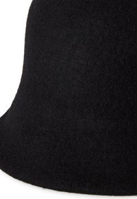 Czarny kapelusz z filcu wełnianego o szerokim, dzwonkowatym rondzie i gładkiej fakturze. Materiał wydaje się miękki i gęsty, bez widocznych wzorów ani akcentów.