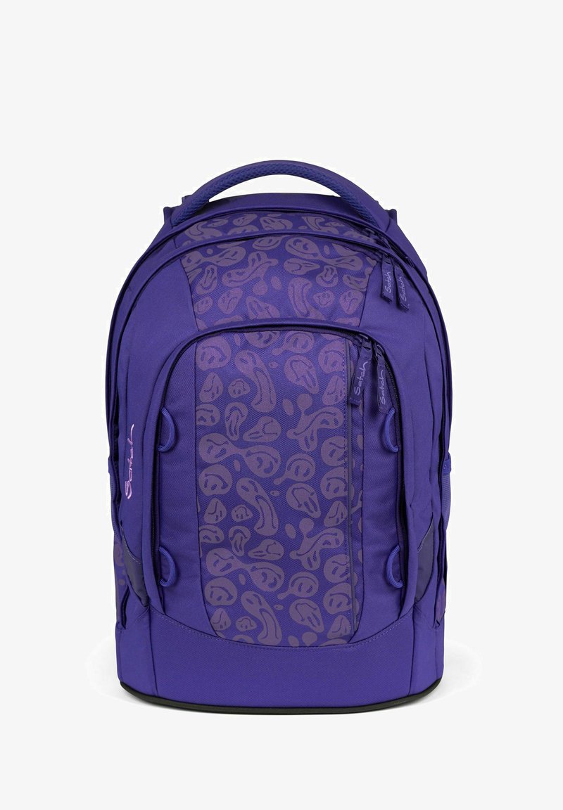 Lila Rucksack mit strukturiertem Muster, mehreren Reißverschlussfächern, gepolsterten Trägern und einem stabilen Boden für zusätzliche Stabilität.