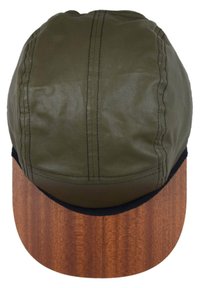 Olivengrübe Kappe mit runder Oberseite, kontrastierendem Holzmaserungs-Schirm und sichtbaren Nähdetails. Glatte Textur mit flexibler Passform.