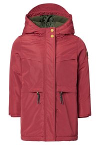 Chaqueta impermeable roja con capucha, dos bolsillos delanteros y forro verde. Presenta toggles para ajustabilidad y botones en color beige para el cierre.