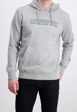 Sudadera con capucha gris, con un bolsillo frontal y puños acanalados, que presenta un logotipo impreso en azul oscuro que dice "LINDBERGH COPENHAGEN. PARIS. NEW YORK."