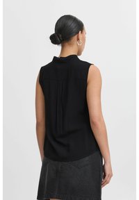 Blusa nera senza maniche con colletto, caratterizzata da un dettaglio a pieghe sul retro. Il tessuto sembra liscio e ha una vestibilità classica.