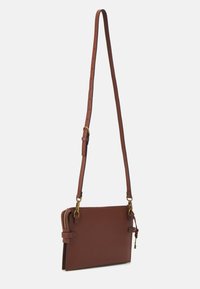 Sac bandoulière en cuir marron avec une bandoulière réglable, forme rectangulaire élégante, accents en métal doré et un compartiment zippé.