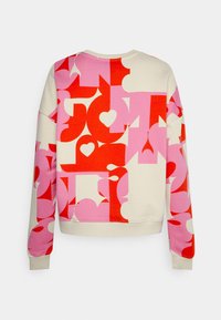 Mikina s kulatým výstřihem s abstraktními růžovými a červenými geometrickými tvary a vzory srdcí na krémovém pozadí, dlouhé rukávy, žebrované manžety a lem.