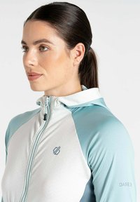 Hoodie aus leichtem Stoff, mit einer weißen Front und hellblauen Ärmeln. Mit Reißverschluss und Logo auf der Brust.