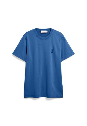Blaues Baumwoll-T-Shirt mit kurzen Ärmeln, geripptem Rundhalsausschnitt und einem kleinen dunkelblauen Logo eines Bandes auf der linken Brustseite.
