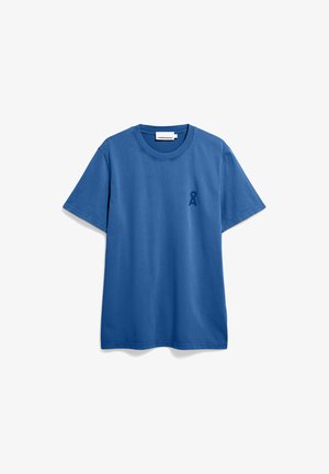 Blauwe katoenen t-shirt met korte mouwen, geribbelde ronde hals en een klein donkerblauw logo van een lint op de linkerborst.