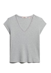 Top gris de manga corta y escote en V, con textura acanalada, adornado con un delicado acabado de encaje en el cuello y un pequeño detalle de logo en el dobladillo.