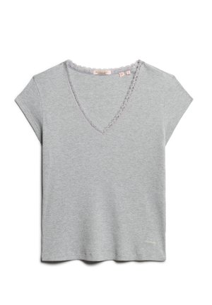 Top gris de manga corta y escote en V, con textura acanalada, adornado con un delicado acabado de encaje en el cuello y un pequeño detalle de logo en el dobladillo.