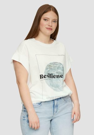 Biała bawełniana koszulka z krótkimi, podwiniętymi rękawami, z okrągłą niebieską grafiką oraz słowem "Resilience" wydrukowanym grubymi czarnymi literami.