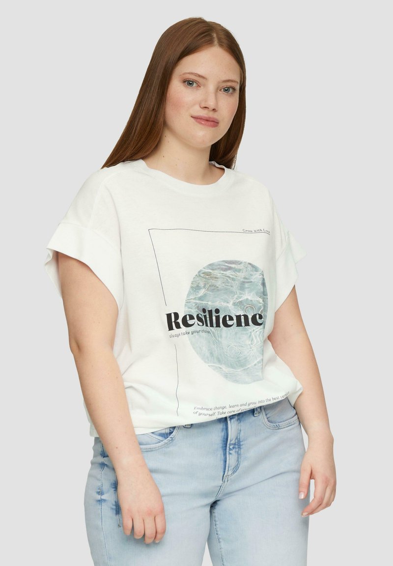 Weißes Baumwoll-T-Shirt mit kurzen, gerollten Ärmeln, das ein kreisförmiges blaues Grafikdesign und das Wort "Resilienz" in fetten schwarzen Buchstaben zeigt.