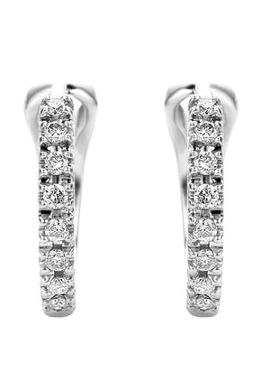 Boucles d'oreilles en argent en forme de créole, ornées d'une rangée de diamants ronds et transparents sur un côté, surface polie avec un design au contour lisse.