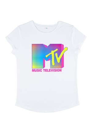 Hvid kortærmet t-shirt med et farverigt MTV-logo med gradient striber i pink, blå og gul. Teksten "MUSIK TELEVISION" nedenfor.