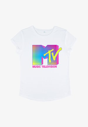 Hvid kortærmet t-shirt med et farverigt MTV-logo med gradient striber i pink, blå og gul. Teksten "MUSIK TELEVISION" nedenfor.