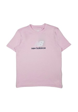 T-shirt di cotone rosa chiaro con maniche corte, caratterizzata da un logo "NB" bianco e la scritta "new balance" in blu scuro, scollatura rotonda e orlo dritto.