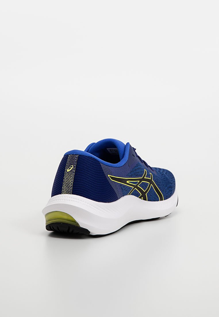 Chaussure de course bleue avec une tige en mesh texturé, une semelle intermédiaire blanche et une semelle extérieure en caoutchouc noir. Accents jaunes sur le côté et le talon.
