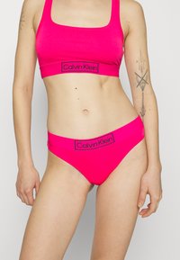 Calvin Klein Underwear THONG REIMAGINED HERITAGE - Stringi