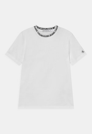 Biały t-shirt z krótkim rękawem z czarnym napisem Calvin Klein Jeans wokół kołnierza i małym czarnym logo "CK" na lewym rękawie.