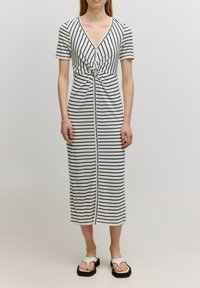 Gestreepte midi-jurk in wit en marineblauw, met korte mouwen, een V-hals, een knoopdetail aan de voorkant en een knoopsluiting langs de voorkant.