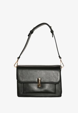 Bolso de mano negro de cuero sintético con cierre de solapa, herrajes dorados, correa ajustable y un bolsillo frontal. Textura suave y forma rectangular.