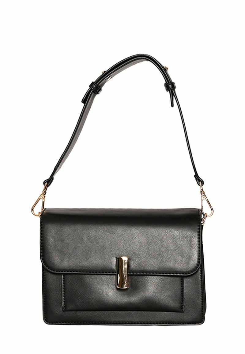 Crna torba od umjetne kože s preklopnim zatvaračem, zlatnom metalikom, podesivim remenom i prednjim džepom. Glatka tekstura i pravokutni oblik.
