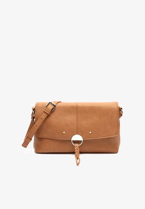 Rudos odos per petį nešiojama rankinė su reguliuojamu dirželiu, priekiu su užsegimu, sidabriniu žiedu ir pynimo odos akcentu ant balto fono.