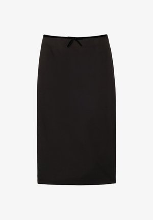 Musta, polvipituinen pysäkkihame, joka on valmistettu sileästä kankaasta ja jossa on vyötärö, jossa on pieni sulkakoriste edessä. Yksinkertainen muotoilu ilman kuvioita.