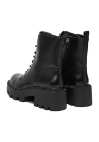 Czarne skórzane botki z masywną platformą, sznurowanym przodem i bocznym zamkiem błyskawicznym. Gładka powierzchnia o delikatnym połysku, solidna konstrukcja.