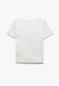 T-shirt a maniche corte in tessuto morbido, con uno sfondo bianco e motivi floreali blu e righe verticali. Collo giroclassico.