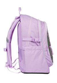 Fioletowy plecak o teksturowanym wykończeniu, z dwiema bocznymi kieszeniami z siatki, regulowanymi paskami i wieloma zamykanymi komorami do uporządkowanego przechowywania.