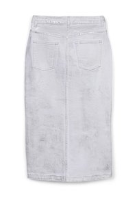 Denimrock in Hellgrau, knielang. Verfügt über Gesäßtaschen, eine zentrale Naht und eine glatte Textur mit subtilen Variationen im Stoff.