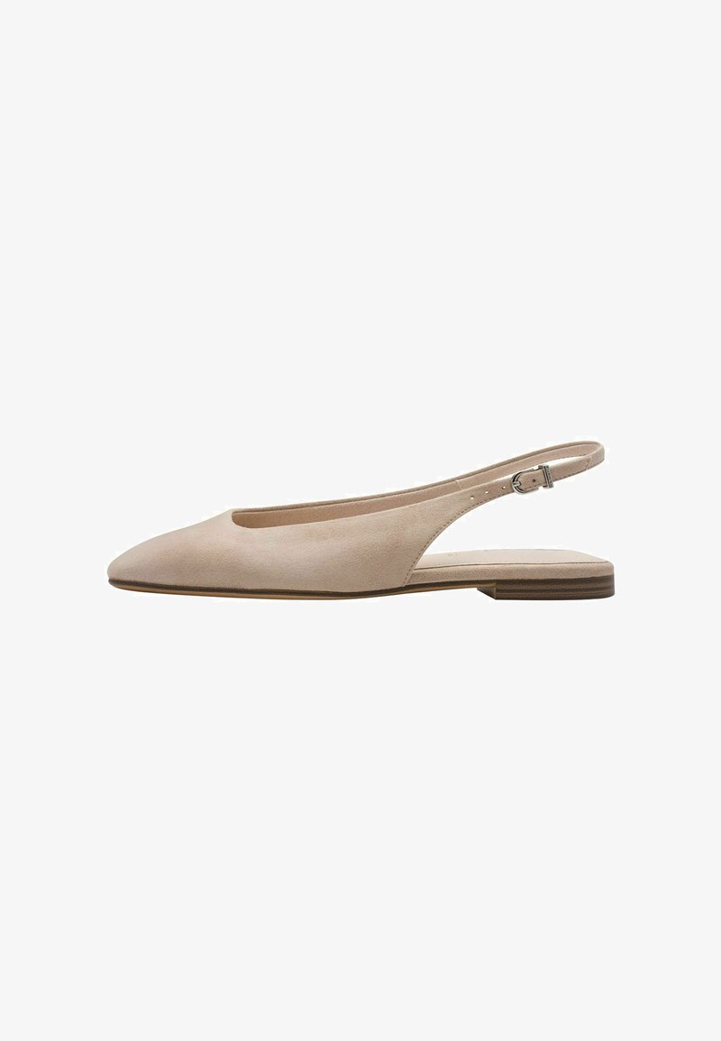 Ballerines beiges en daim avec bride arrière, bout pointu et sangle minimaliste. Semelle plate en bois pour un usage décontracté.