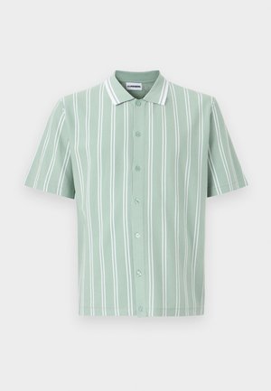 Világoszöld rövid ujjú gombos ing fehér függőleges csíkokkal és gallérral, sima fehér háttéren megjelenítve.