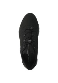 Scarpa sportiva nera con tomaia in rete, sistema di allacciatura elastico, suola in gomma e dettagli di cucitura discreti. Progettata per comfort e supporto.