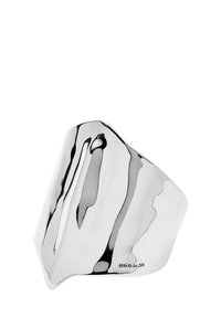 Anillo de plata con una superficie ondulada y pulida y una forma irregular. Presenta detalles de la marca grabados en el lado interior.