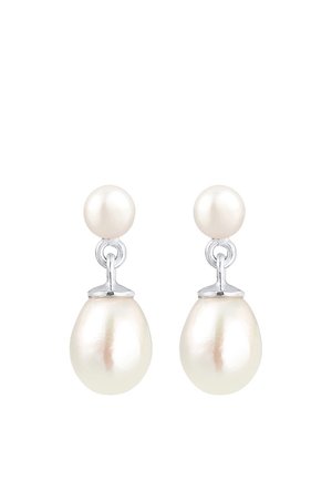 Boucles d’oreilles à perles en forme de goutte avec de petites perles rondes attachées à des crochets en argent, chacune avec une plus grande perle en forme de goutte suspendue en dessous.